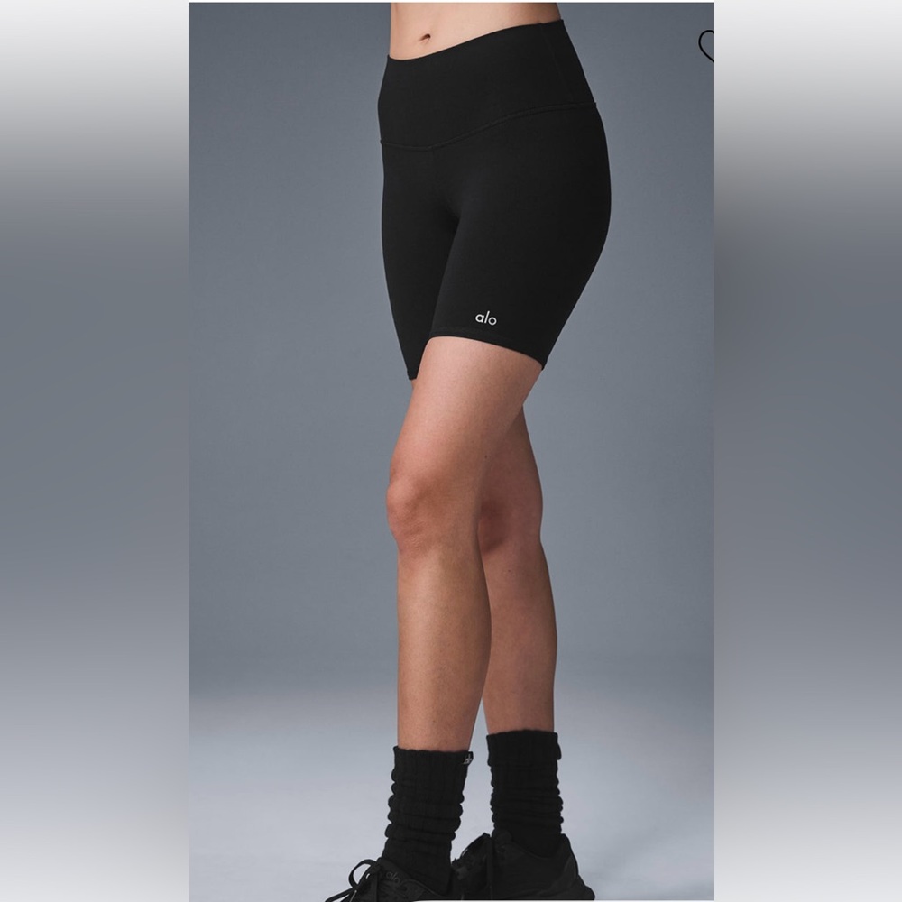 ALO Yoga 7” Airbrush biker shorts. Small